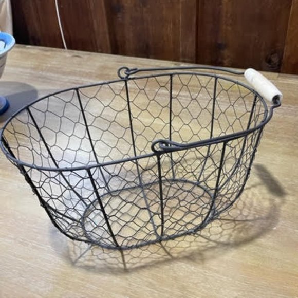 Vintage Style Wire Basket with Wooden Handle - Picture 2 of 3